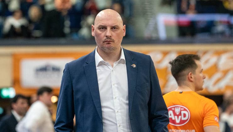26 12 2025, Basketball, Men, easy credit BBL, easy credit Bundesliga, BBL, Bundesliga, 12 Matchday, Rostock Seawolves ALBA Berlin Coach PrzemysÅaw Frasunkiewicz Rostock Seawolves Rostock Stadthalle Mecklenburg-Vorpommern Germany