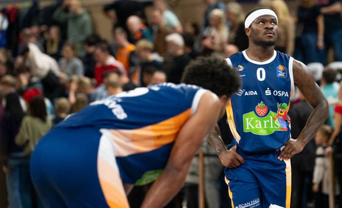 26 12 2025, Basketball, Men, easy credit BBL, easy credit Bundesliga, BBL, Bundesliga, Matchday 12, Rostock Seawolves ALBA Berlin DÂ Shawn Schwartz Rostock Seawolves, left and TJ Crockett jr Rostock Seawolves, right are disappointed Rostock Stadthalle Mecklenburg Vorpommern Germany