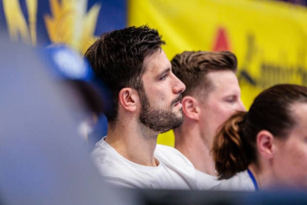 Tim Suton TBV Lemgo Lippe, 23 sits injured on the bench GER, TBV Lemgo Lippe vs HSG Wetzlar, Handball, 1 Bundesliga, Matchday 19, Season 2025 2026, 26 12 2025 GER, TBV Lemgo Lippe vs HSG Wetzlar, Handball, 1 Bundesliga, Matchday 19, Season 2025 2026, 26 12 2025 Lemgo Copyright: xEibner-Pressefoto JanxRollingerx EP_JSK