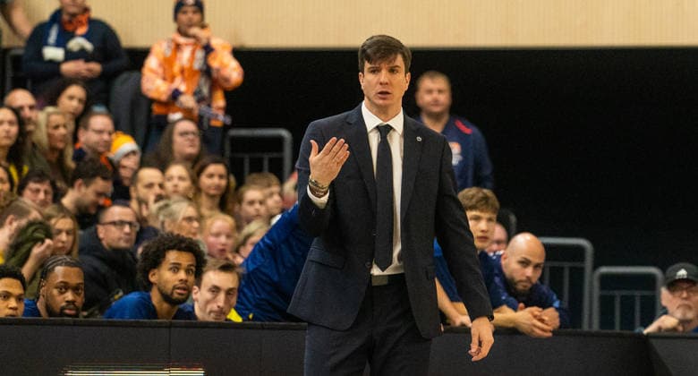 26 12 2025, Basketball, Men, easy credit BBL, easy credit Bundesliga, BBL, Bundesliga, 12 Matchday, Rostock Seawolves ALBA Berlin Coach Pedro Calles Alba Berlin Rostock Stadthalle Mecklenburg Vorpommern Germany