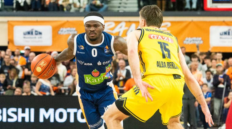 26 12 2025, Basketball, Men, easy credit BBL, easy credit Bundesliga, BBL, Bundesliga, 12 Matchday, Rostock Seawolves ALBA Berlin TJ Crockett jr Rostock Seawolves, left against Martin Hermannsson Alba Berlin, right Rostock Stadthalle Mecklenburg Vorpommern Germany