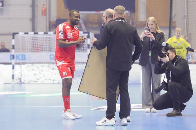 26 12 2025, xtgx, Handball Daikin HBL MT Melsungen TVB Stuttgart emspor, v l Sadou Ntanzi Melsungen, 91 is said goodbye, farewell, loan ends Kassel