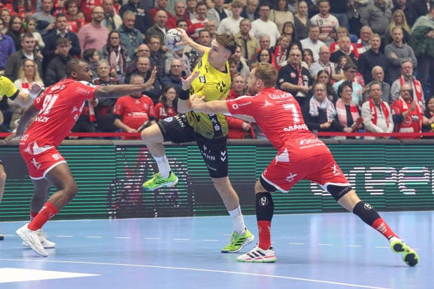 26 12 2025, xtgx, Handball Daikin HBL MT Melsungen TVB Stuttgart emspor, v l Sadou Ntanzi Melsungen, 91 , Max Haefner Häfner, Stuttgart, 3 , David Mandic Melsungen, 7 duel, duel, fight, tackle Kassel
