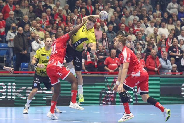 26 12 2025, xtgx, Handball Daikin HBL MT Melsungen TVB Stuttgart emspor, v l Sadou Ntanzi Melsungen, 91 , Max Haefner Häfner, Stuttgart, 3 , David Mandic Melsungen, 7 duel, duel, fight, tackle Kassel