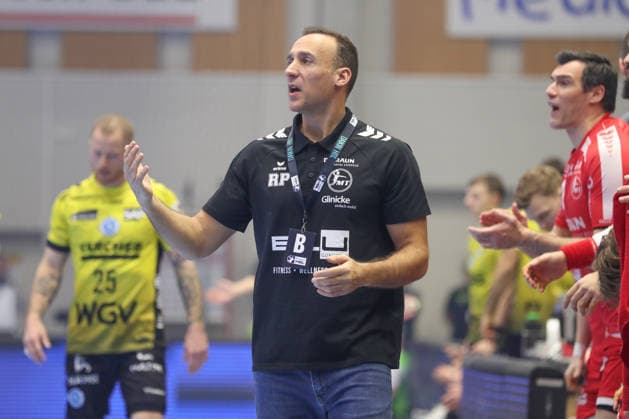 26 12 2025, xtgx, Handball Daikin HBL MT Melsungen TVB Stuttgart emspor, v l Roberto Garcia Parrondo Melsungen, coach gives instructions, gestures with arms, gesticulates, gives instructions Kassel