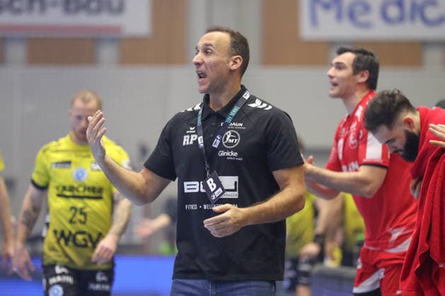 26 12 2025, xtgx, Handball Daikin HBL MT Melsungen TVB Stuttgart emspor, v l Roberto Garcia Parrondo Melsungen, coach gives instructions, gestures with arms, gesticulates, gives instructions Kassel