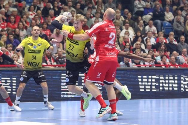 26 12 2025, xtgx, Handball Daikin HBL MT Melsungen TVB Stuttgart emspor, v l Torben Matzken Stuttgart, 22 , Ruben Marchan Melsungen, 2 duel, duel, fight, tackle Kassel