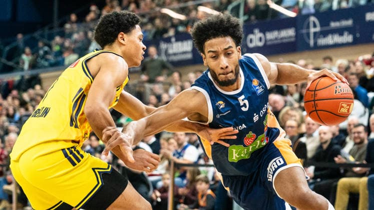 26 12 2025, Basketball, Men, easy credit BBL, easy credit Bundesliga, BBL, Bundesliga, 12 Matchday, Rostock Seawolves ALBA Berlin Jack Kayil Alba Berlin, left against DÂ Shawn Schwartz Rostock Seawolves, right Rostock Stadthalle Mecklenburg Vorpommern Germany