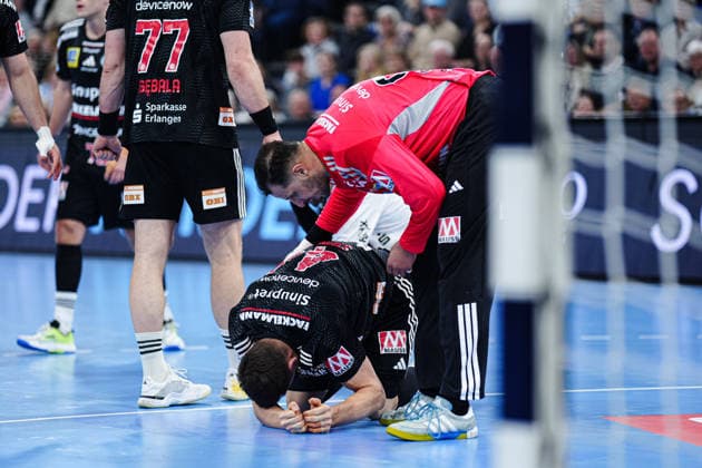 Christoph Steinert HC Erlangen, 44 after collision with Domagoj Duvnjak THW Kiel, 04 on ground GER, THW Kiel vs HC Erlangen, Handball, 1 Bundesliga, Matchday 19, Season 2025 2026, 26 12 2025 GER, THW Kiel vs HC Erlangen, Handball, 1 Bundesliga, Matchday 19, Season 2025 2026, 26 12 2025 Kiel Copyright: xEibner-Pressefoto MarcelxvonxFehrnx EP_MFN