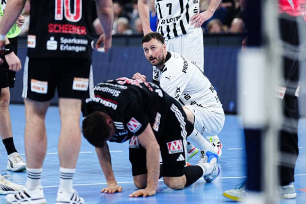 Christoph Steinert HC Erlangen, 44 and Domagoj Duvnjak THW Kiel, 04 after collision on the ground GER, THW Kiel vs HC Erlangen, Handball, 1 Bundesliga, Matchday 19, Season 2025 2026, 26 12 2025 GER, THW Kiel vs HC Erlangen, Handball, 1 Bundesliga, Matchday 19, Season 2025 2026, 26 12 2025 Kiel Copyright: xEibner-Pressefoto MarcelxvonxFehrnx EP_MFN