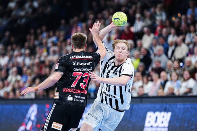 Viggo Kristjansson HC Erlangen, 73 , Eric Johansson THW Kiel, 21 GER, THW Kiel vs HC Erlangen, Handball, 1 Bundesliga, Matchday 19, Season 2025 2026, 26 12 2025 GER, THW Kiel vs HC Erlangen, Handball, 1 Bundesliga, Matchday 19, Season 2025 2026, 26 12 2025 Kiel Copyright: xEibner-Pressefoto MarcelxvonxFehrnx EP_MFN