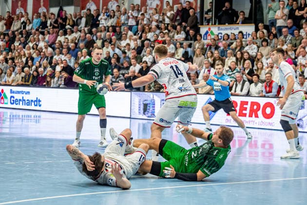 2 Handball Bundesliga TV Hüttenberg Eulen Ludwigshafen, 26 12 25 Marc Robin Eisel Eulen Ludwigshafen, 9 , Moritz Zörb TV Hüttenberg, 14 , Hendrik Schreiber TV Hüttenberg, 51 , Frederic Stüber Eulen Ludwigshafen, 2 2 Handball Bundesliga TV Hüttenberg Eulen Ludwigshafen Hüttenberg, 26 12 25 Copyright: xBEAUTIFULxSPORTS Roeczeyx