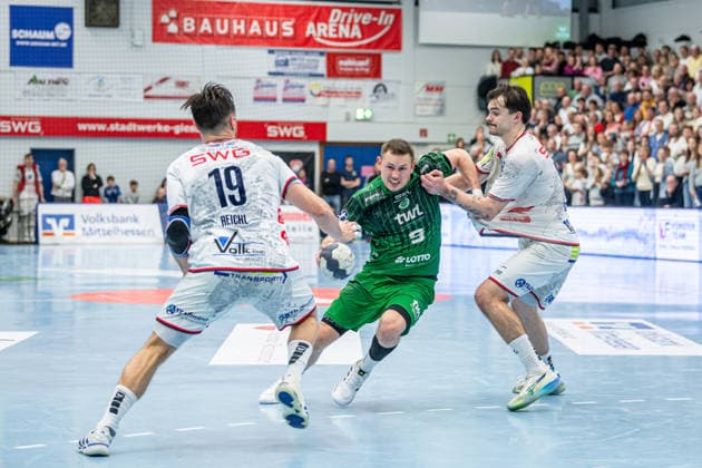 2 Handball Bundesliga TV Hüttenberg Eulen Ludwigshafen, 26 12 25 Marc Robin Eisel Eulen Ludwigshafen, 9 , Vit Reichl TV Hüttenberg, 19 , Hendrik Schreiber TV Hüttenberg, 51 2 Handball Bundesliga TV Hüttenberg Eulen Ludwigshafen Hüttenberg, 26 12 25 Copyright: xBEAUTIFULxSPORTS Roeczeyx