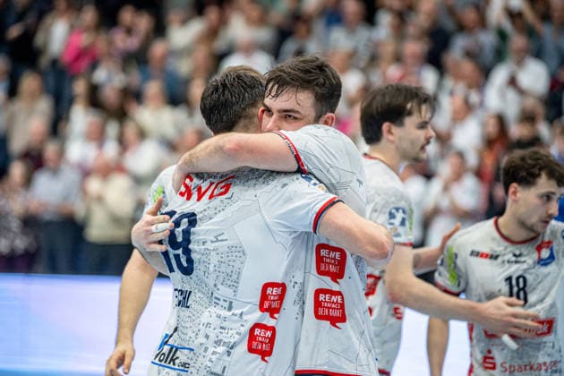 2 Handball Bundesliga TV Hüttenberg Eulen Ludwigshafen, 26 12 25 Lasse Ohl TV Hüttenberg, 11 , Vit Reichl TV Hüttenberg, 19 2 Handball Bundesliga TV Hüttenberg Eulen Ludwigshafen Hüttenberg, 26 12 25 Copyright: xBEAUTIFULxSPORTS Roeczeyx