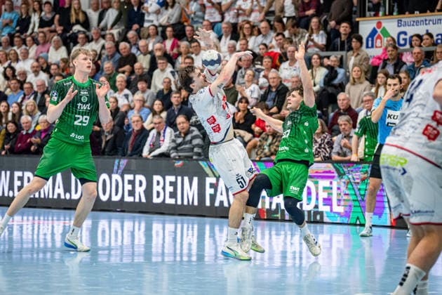 2 Handball Bundesliga TV Hüttenberg Eulen Ludwigshafen, 26 12 25 Hendrik Schreiber TV Hüttenberg, 51 , Finn Leun Eulen Ludwigshafen, 37 , Friedrich Schmitt Eulen Ludwigshafen, 29 2 Handball Bundesliga TV Hüttenberg Eulen Ludwigshafen Hüttenberg, 26 12 25 Copyright: xBEAUTIFULxSPORTS Roeczeyx