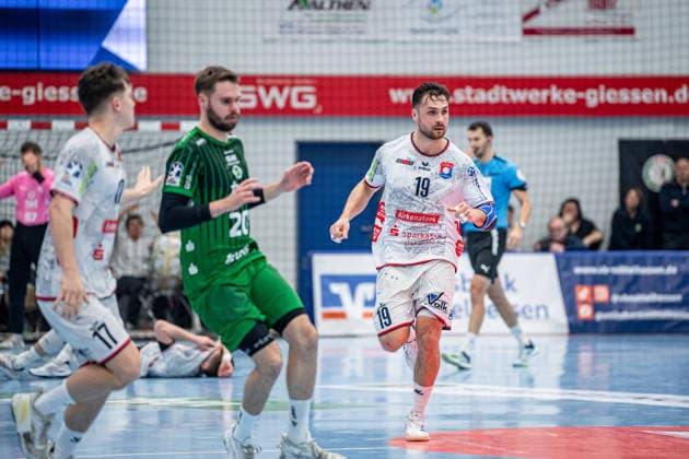 2 Handball Bundesliga TV Hüttenberg Eulen Ludwigshafen, 26 12 25 Vit Reichl TV Hüttenberg, 19 , Alexander Falk Eulen Ludwigshafen, 20 , Phil Spandau TV Hüttenberg, 17 2 Handball Bundesliga TV Hüttenberg Eulen Ludwigshafen Hüttenberg, 26 12 25 Copyright: xBEAUTIFULxSPORTS Roeczeyx