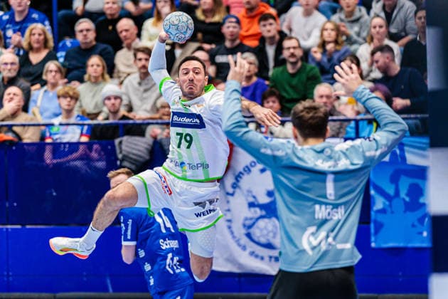 v l Ahmed Nafea HSG Wetzlar, 79 , Constantin Moestl TBV Lemgo Lippe, 01 GER, TBV Lemgo Lippe vs HSG Wetzlar, Handball, 1 Bundesliga, Matchday 19, Season 2025 2026, 26 12 2025 GER, TBV Lemgo Lippe vs HSG Wetzlar, Handball, 1 Bundesliga, Matchday 19, Season 2025 2026, 26 12 2025 Lemgo Copyright: xEibner-Pressefoto JanxRollingerx EP_JSK