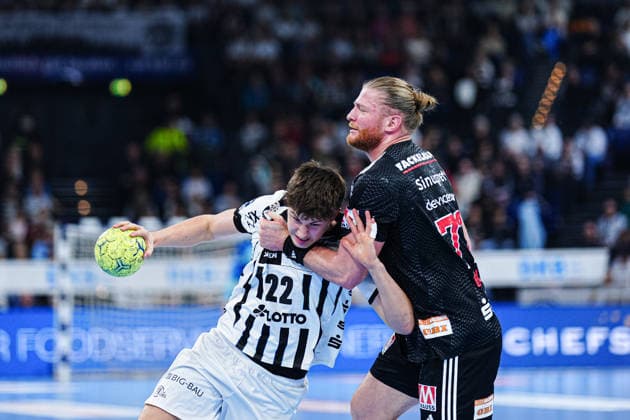 Rasmus Ankermann THW Kiel, 22 , Marciej Gebala HC Erlangen, 77 GER, THW Kiel vs HC Erlangen, Handball, 1 Bundesliga, Matchday 19, Season 2025 2026, 26 12 2025 GER, THW Kiel vs HC Erlangen, Handball, 1 Bundesliga, Matchday 19, Season 2025 2026, 26 12 2025 Kiel Copyright: xEibner-Pressefoto MarcelxvonxFehrnx EP_MFN