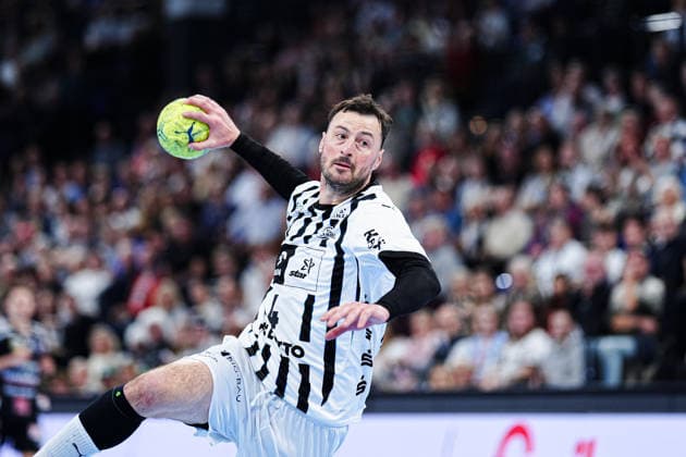 Throw Goal Domagoj Duvnjak THW Kiel, 04 GER, THW Kiel vs HC Erlangen, Handball, 1 Bundesliga, Matchday 19, Season 2025 2026, 26 12 2025 GER, THW Kiel vs HC Erlangen, Handball, 1 Bundesliga, Matchday 19, Season 2025 2026, 26 12 2025 Kiel Copyright: xEibner-Pressefoto MarcelxvonxFehrnx EP_MFN