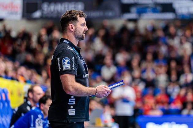 Florian Kehrmann TBV Lemgo Lippe, Coach with tactics board GER, TBV Lemgo Lippe vs HSG Wetzlar, Handball, 1 Bundesliga, Matchday 19, Season 2025 2026, 26 12 2025 GER, TBV Lemgo Lippe vs HSG Wetzlar, Handball, 1 Bundesliga, Matchday 19, Season 2025 2026, 26 12 2025 Lemgo Copyright: xEibner-Pressefoto JanxRollingerx EP_JSK