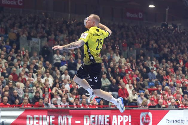 26 12 2025, xtgx, Handball Daikin HBL MT Melsungen TVB Stuttgart emspor, v l Patrick Zieker Stuttgart, 25 throws goal, Torschuetze, scores goal, Treffer, scores the goal Kassel