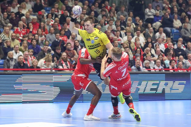 26 12 2025, xtgx, Handball Daikin HBL MT Melsungen TVB Stuttgart emspor, v l Sadou Ntanzi Melsungen, 91 , Simone Mengon Stuttgart, 15 , David Mandic Melsungen, 7 duel, duel, fight, tackle Kassel