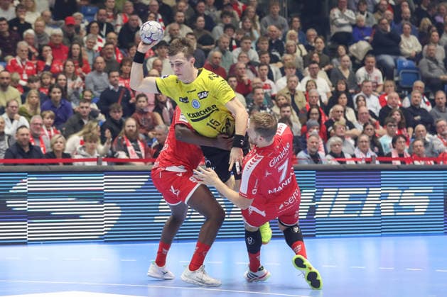 26 12 2025, xtgx, Handball Daikin HBL MT Melsungen TVB Stuttgart emspor, v l Sadou Ntanzi Melsungen, 91 , Simone Mengon Stuttgart, 15 , David Mandic Melsungen, 7 duel, duel, fight, tackle Kassel