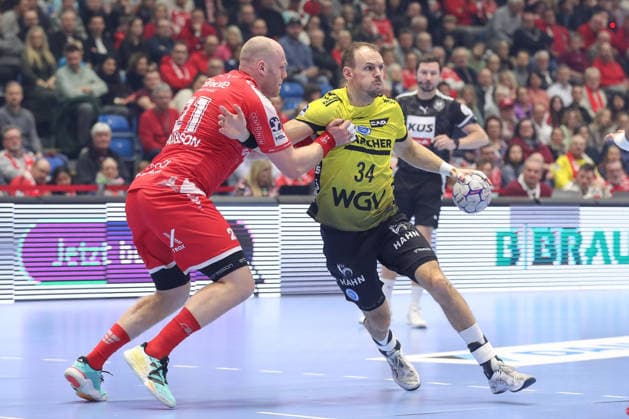 26 12 2025, xtgx, Handball Daikin HBL MT Melsungen TVB Stuttgart emspor, v l Arnar Freyr Arnarsson Melsungen, 21 , Kai Haefner Häfner, Stuttgart, 34 duel, duel, fight, tackle Kassel