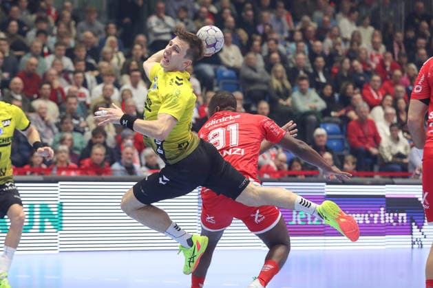 26 12 2025, xtgx, Handball Daikin HBL MT Melsungen TVB Stuttgart emspor, v l Simone Mengon Stuttgart, 15 throws goal, Torschuetze, scores goal, Treffer, scores the goal Kassel