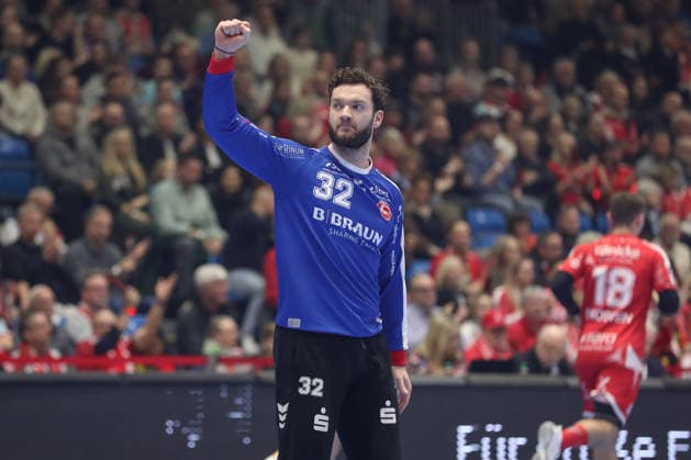 26 12 2025, xtgx, Handball Daikin HBL MT Melsungen TVB Stuttgart emspor, v l Kristof Palasics Melsungen, 32 cheers over held ball, defended, held, Torhueter Kassel