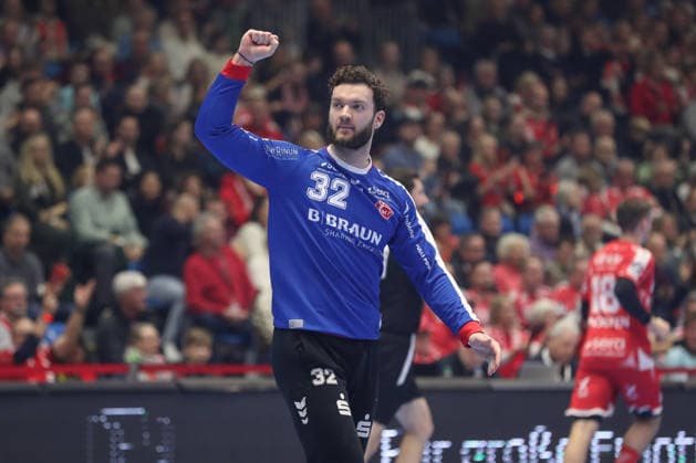 26 12 2025, xtgx, Handball Daikin HBL MT Melsungen TVB Stuttgart emspor, v l Kristof Palasics Melsungen, 32 cheers over held ball, defended, held, Torhueter Kassel