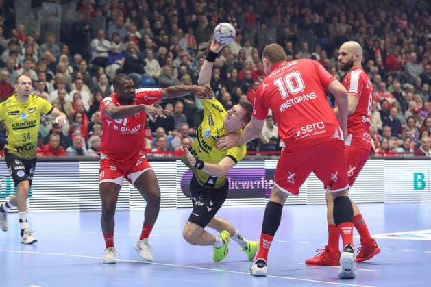 26 12 2025, xtgx, Handball Daikin HBL MT Melsungen TVB Stuttgart emspor, v l Sadou Ntanzi Melsungen, 91 , Simone Mengon Stuttgart, 15 , Dainis Kristopans Melsungen, 10 duel, duel, fight, tackle Kassel