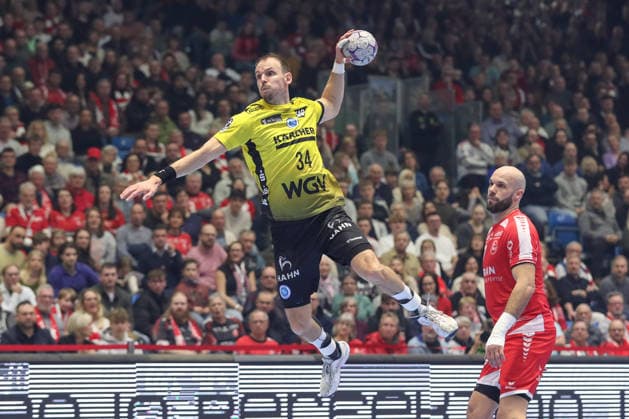 26 12 2025, xtgx, Handball Daikin HBL MT Melsungen TVB Stuttgart emspor, v l Kai Haefner Häfner, Stuttgart, 34 throws goal, Torschuetze, scores goal, Treffer, scores the goal Kassel