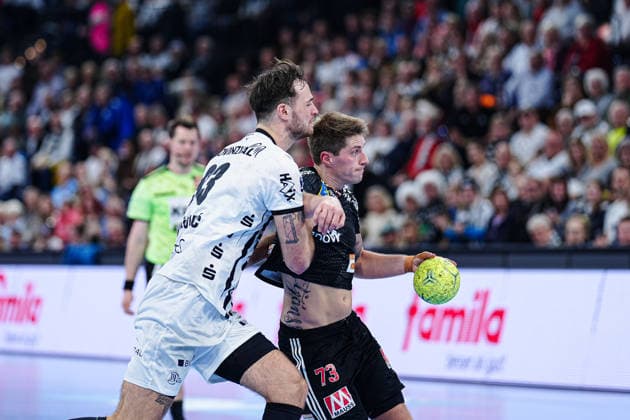 Veron Nacinovic THW Kiel, 93 , Viggo Kristjansson HC Erlangen, 73 GER, THW Kiel vs HC Erlangen, Handball, 1 Bundesliga, Matchday 19, Season 2025 2026, 26 12 2025 GER, THW Kiel vs HC Erlangen, Handball, 1 Bundesliga, Matchday 19, Season 2025 2026, 26 12 2025 Kiel Copyright: xEibner-Pressefoto MarcelxvonxFehrnx EP_MFN