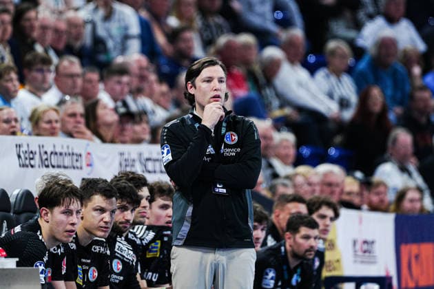 Johannes Sellin HC Erlangen, Coach GER, THW Kiel vs HC Erlangen, Handball, 1 Bundesliga, Matchday 19, Season 2025 2026, 26 12 2025 GER, THW Kiel vs HC Erlangen, Handball, 1 Bundesliga, Matchday 19, Season 2025 2026, 26 12 2025 Kiel Copyright: xEibner-Pressefoto MarcelxvonxFehrnx EP_MFN