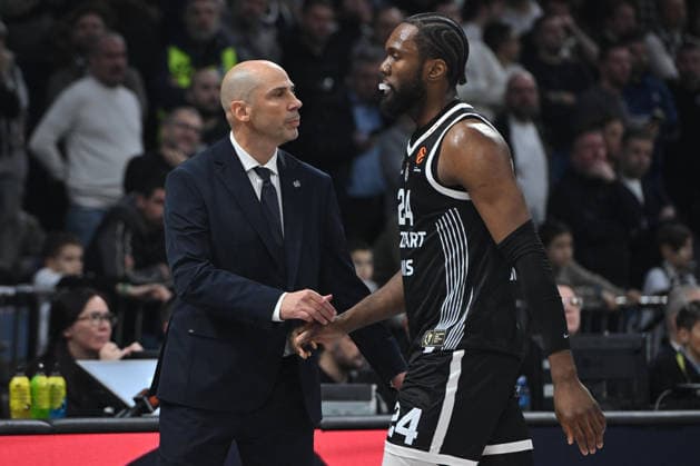 PARTIZAN vs MACCABI TEL AVIV JOAN PENARROYA Djoan Penjaroa coach and BRUNO FERNANDO basketball Partizana vs Maccbi Tel Aviv Euroleague, Beogradska arena, Belgrade 26.12.2025 Foto: BASKETBALL, EUROLEAGUE, PARTIZAN, MACCABI TEL AVIV Belgrade Belgrade arena Serbia Copyright: xMarkoxMetlas xMNxPressx