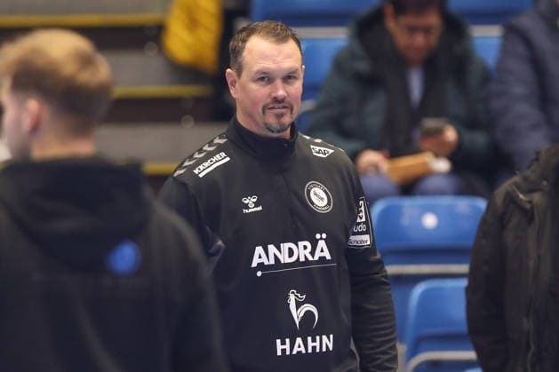 26 12 2025, xtgx, Handball Daikin HBL MT Melsungen TVB Stuttgart emspor, v l Misha Kaufmann Stuttgart, Coach Kassel