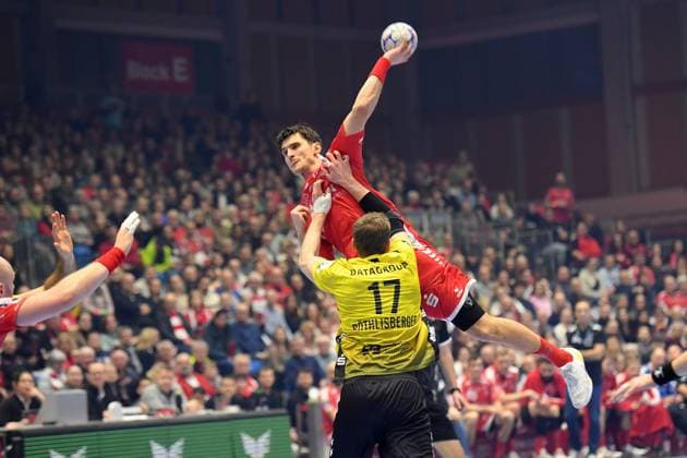 Nikolaj Enderleit MT Melsungen 4 on throw Samuel Roethlisberger TVB Stuttgart 17 , GER, MT Melsungen TVB 1898 Stuttgart, Handball, 1 Bundesliga, Matchday 19, Season 2025 2026, 26 12 2025, GER, MT Melsungen TVB Stuttgart, Handball, 1 Bundesliga, Matchday 19, Season 2025 2026, 26 12 2025 Kassel Copyright: xEibner-Pressefotox xRolandxSippelx EP_RSL