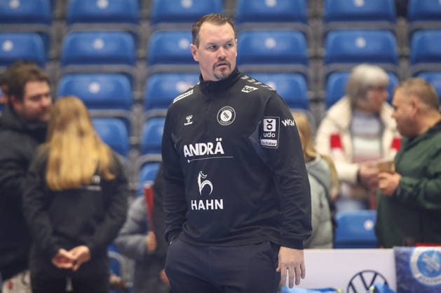 26 12 2025, xtgx, Handball Daikin HBL MT Melsungen TVB Stuttgart emspor, v l Misha Kaufmann Stuttgart, Coach Kassel