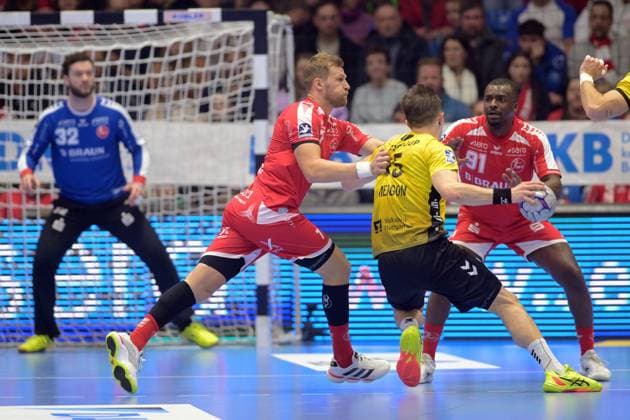 Simone Mengon TVB Stuttgart 15 on the ball , David Mandic MT Melsungen 7 , L , Sadou Ntanzi MT Melsungen , Kristof Palasics Goalkeeper MT Melsungen 32 L, back , GER, MT Melsungen TVB 1898 Stuttgart, Handball, 1 Bundesliga, Matchday 19, Season 2025 2026, 26 12 2025, GER, MT Melsungen TVB Stuttgart, Handball, 1 Bundesliga, Matchday 19, Season 2025 2026, 26 12 2025 Kassel Copyright: xEibner-Pressefotox xRolandxSippelx EP_RSL