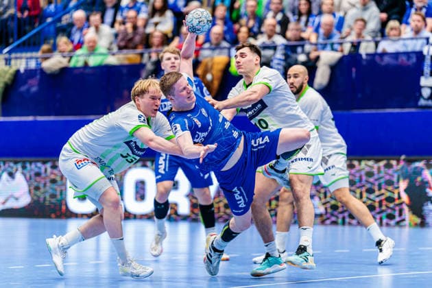 v l Georg Loewen HSG Wetzlar, 33 , Niels Gerardus Versteijnen TBV Lemgo Lippe, 25 , Josip Simic HSG Wetzlar, 10 GER, TBV Lemgo Lippe vs HSG Wetzlar, Handball, 1 Bundesliga, 19 Matchday, Season 2025 2026, 26 12 2025 GER, TBV Lemgo Lippe vs HSG Wetzlar, Handball, 1 Bundesliga, 19 Matchday, Season 2025 2026, 26 12 2025 Lemgo Copyright: xEibner-Pressefoto JanxRollingerx EP_JSK