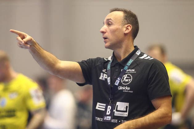 26 12 2025, xtgx, Handball Daikin HBL MT Melsungen TVB Stuttgart emspor, v l Roberto Garcia Parrondo Melsungen, coach gives instructions, gestures with arms, gesticulates, gives instructions Kassel