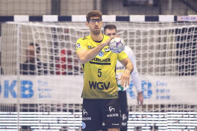 26 12 2025, xtgx, Handball Daikin HBL MT Melsungen TVB Stuttgart emspor, v l Antonio Seradilla Stuttgart, 5 am Ball, plays the ball Kassel
