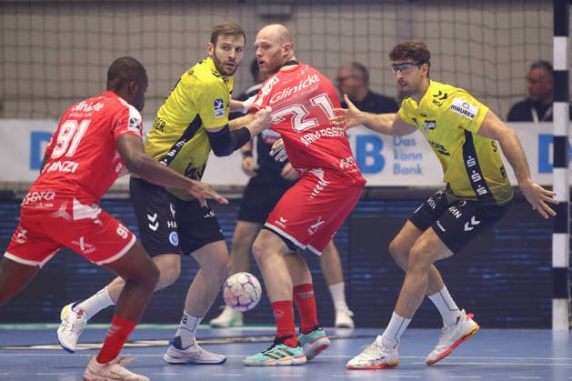 26 12 2025, xtgx, Handball Daikin HBL MT Melsungen TVB Stuttgart emspor, v l Samuel Roethlisberger Röthlisberger, Stuttgart, 17 , Arnar Freyr Arnarsson Melsungen, 21 , Antonio Seradilla Stuttgart, 5 duel, duel, fight, tackle Kassel