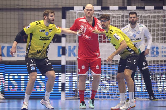 26 12 2025, xtgx, Handball Daikin HBL MT Melsungen TVB Stuttgart emspor, v l Samuel Roethlisberger Röthlisberger, Stuttgart, 17 , Arnar Freyr Arnarsson Melsungen, 21 , Antonio Seradilla Stuttgart, 5 duel, duel, fight, tackle Kassel