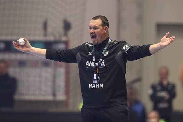 26 12 2025, xtgx, Handball Daikin HBL MT Melsungen TVB Stuttgart emspor, v l Misha Kaufmann Stuttgart, coach gives instructions, gestures with arms, gesticulates, gives instructions Kassel