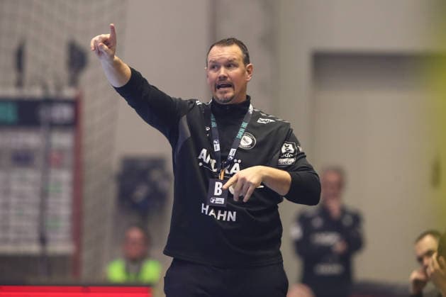 26 12 2025, xtgx, Handball Daikin HBL MT Melsungen TVB Stuttgart emspor, v l Misha Kaufmann Stuttgart, coach gives instructions, gestures with arms, gesticulates, gives instructions Kassel