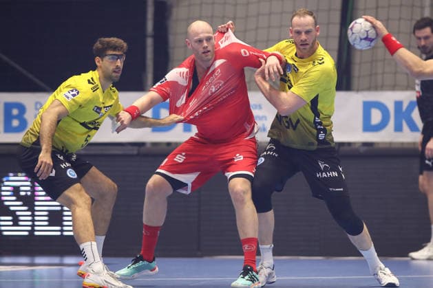 26 12 2025, xtgx, Handball Daikin HBL MT Melsungen TVB Stuttgart emspor, v l Antonio Seradilla Stuttgart, 5 , Arnar Freyr Arnarsson Melsungen, 21 , Samuel Roethlisberger Röthlisberger, Stuttgart, 17 duel, duel, fight, tackle Kassel