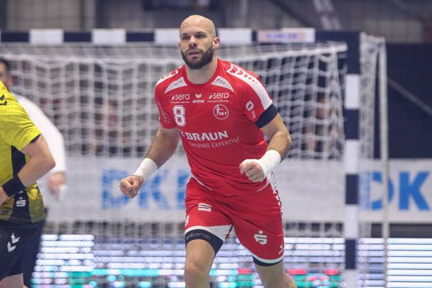 26 12 2025, xtgx, Handball Daikin HBL MT Melsungen TVB Stuttgart emspor, v l Adrian Sipos Melsungen, 8 Jubel, Torjubel, jubelt ueber das Tor, celebrate the goal, celebration Kassel