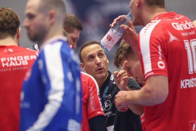 26 12 2025, xtgx, Handball Daikin HBL MT Melsungen TVB Stuttgart emspor, f l Roberto Garcia Parrondo Melsungen, coach gives instructions, gestures with arms, gesticulates, gives instructions during time-out Kassel